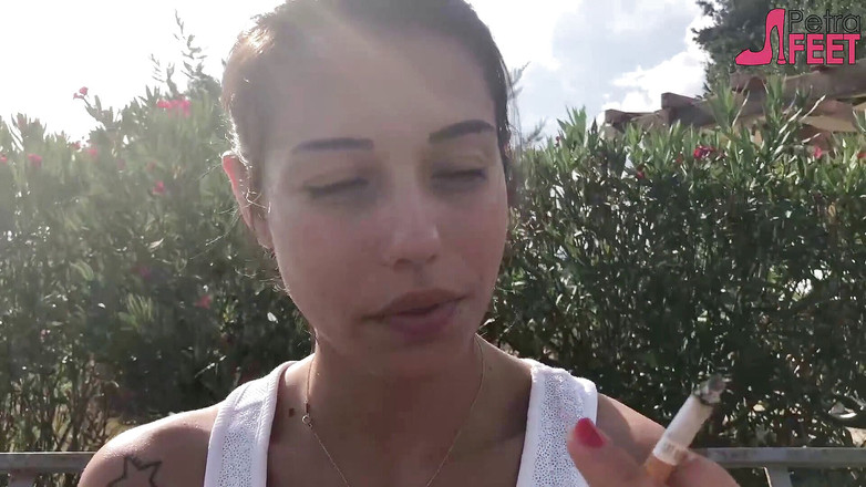 Smokin Fetish: Rauchen auf bank mit heißem teen