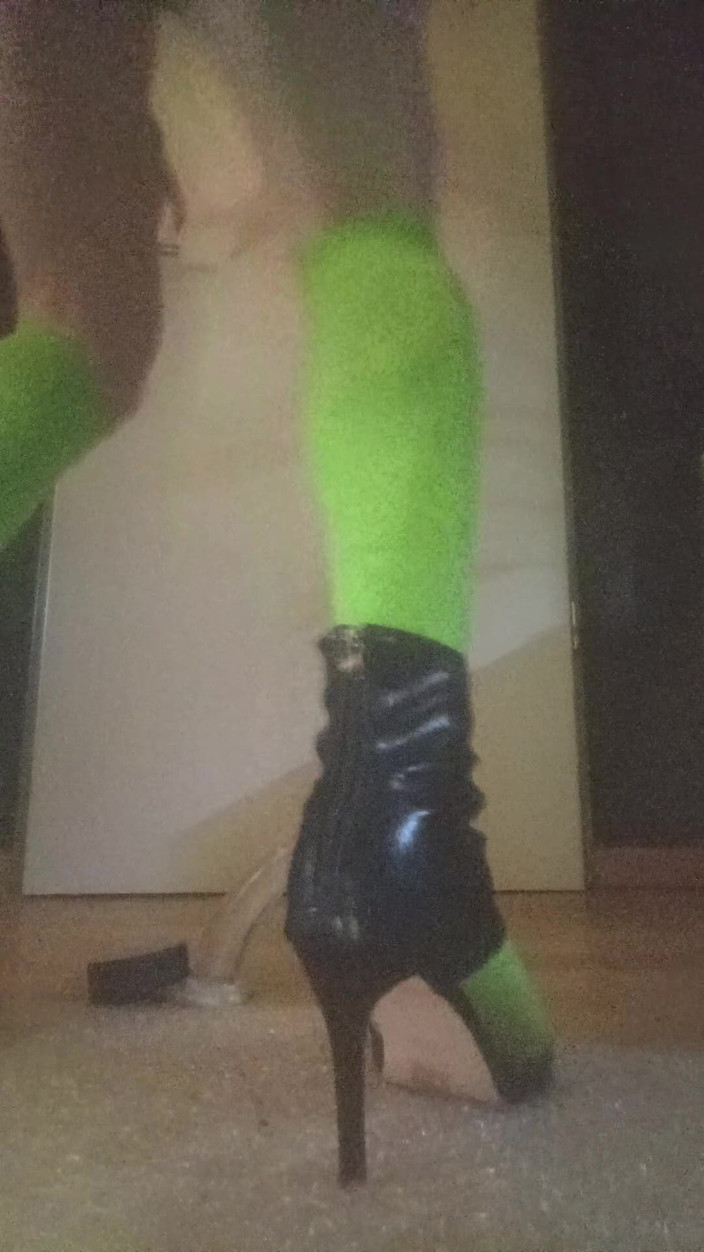 JujuTV: 女装者のスラットが素敵なディルドに乗る