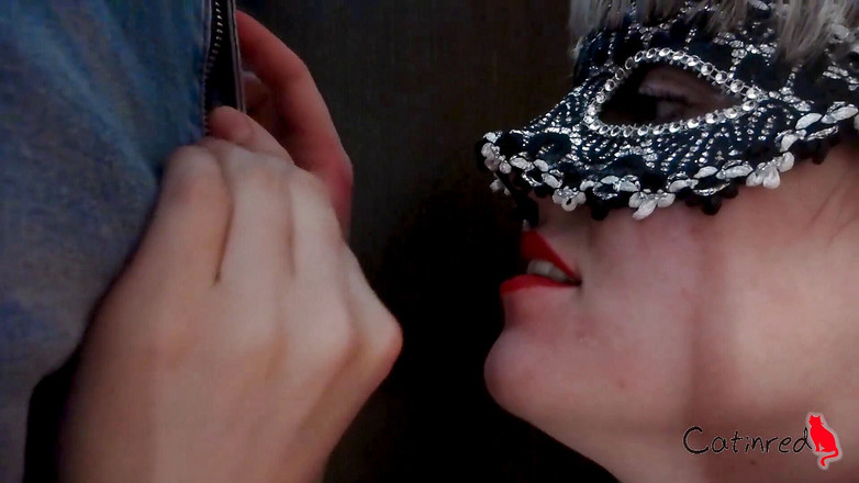 Catin Red: Une milf mystérieuse taille une pipe sur une grosse bite...