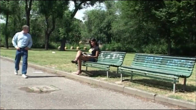 TGIRL ROOM: Agață o transsexuală în parc și o invită acasă să se fută...
