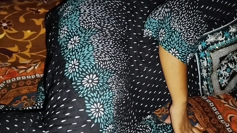 Deshi women: 农村女孩紧致阴户户外性爱视频，印度年轻白人女孩与老公性交