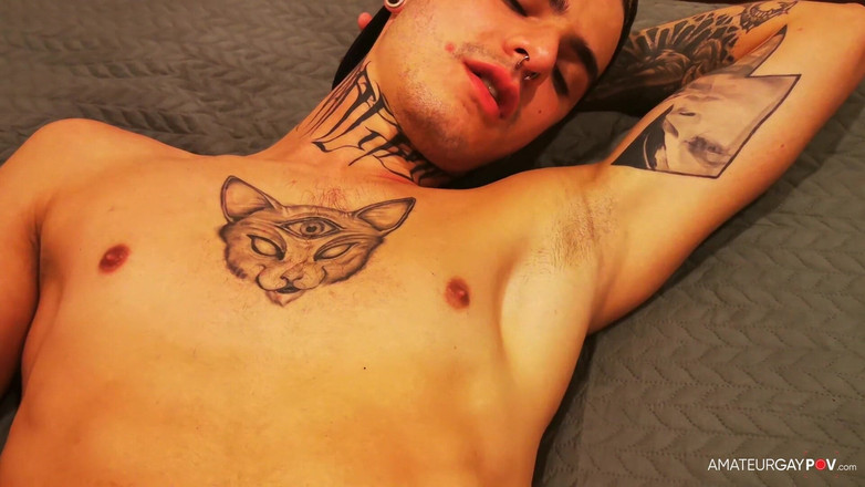 Amateur Gay POV: Stinkende stiefbroer wordt betrapt