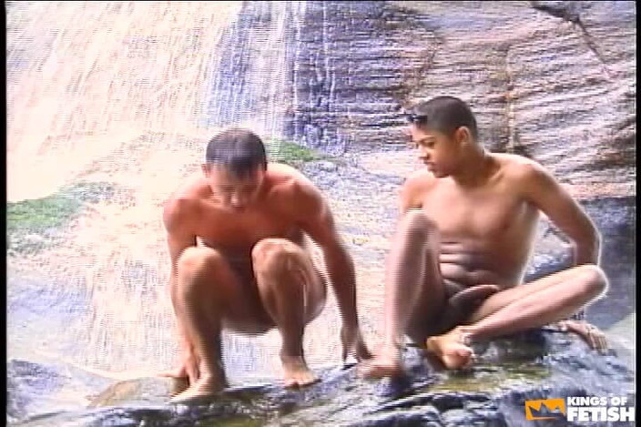 Gay Diaries: Dos twinks cachondos follan y se comen sus culos afuera...