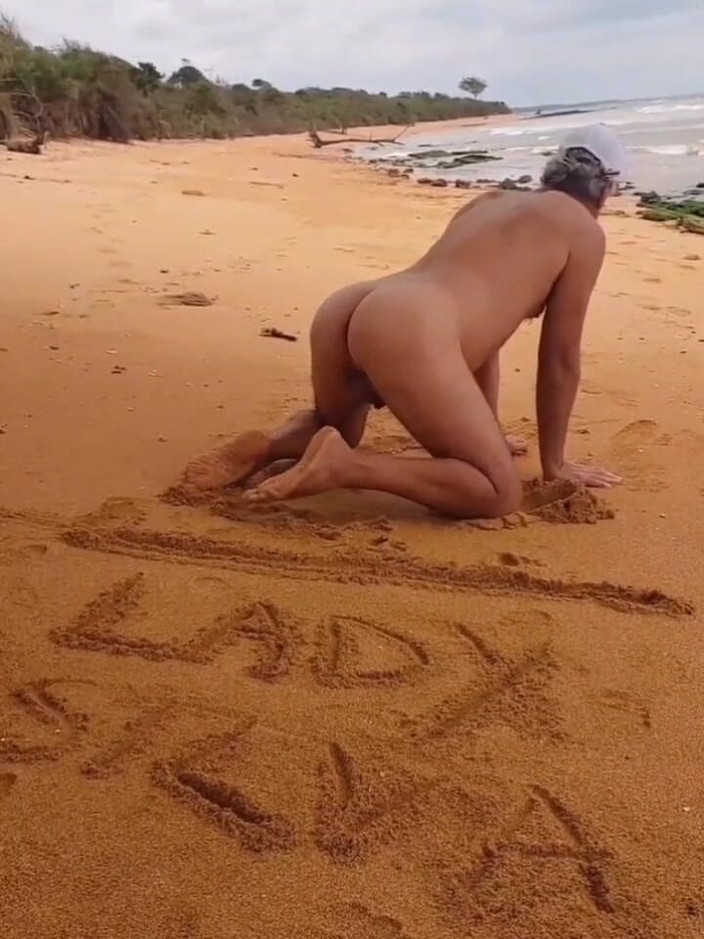 Ladysilvas: Ladysilva culo caldo sulla spiaggia