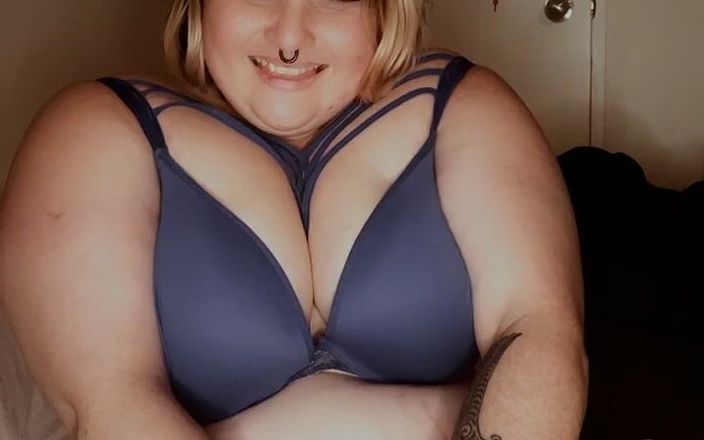 Lonely busty BBW: Busty BBW with petite feet playing and sucking