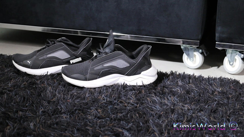 KimisWorld: Sneaker Shoeplay w cienkich pończochach