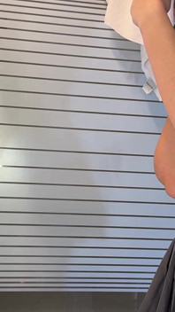 Mahasiswi imut dengan rok mini dengan kaki jenjang pamer memek dan pantat sambil pakai stoking hitam