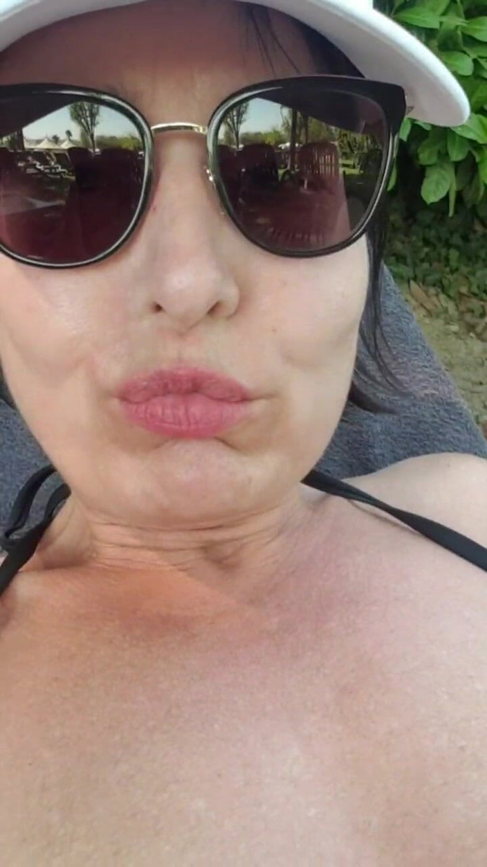 JulieEroticDress: Zonnebaden met een stil orgasme op een openbare plek