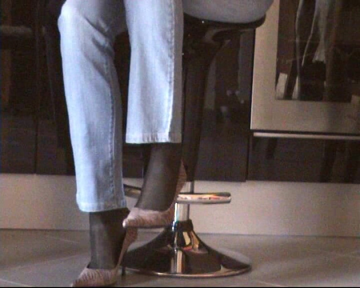 Nyllady: Schuhspiel in schwarzer strumpfhose und rosa pumps