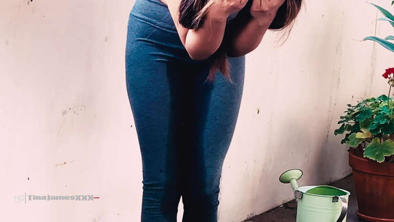 TinaJamesXXX: Disperare cu pișat 1 - Blocat pe balcon