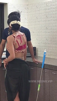 Pembantu rumah seksi menggoda pemilik rumah desi pembantu rumah seks tegar
