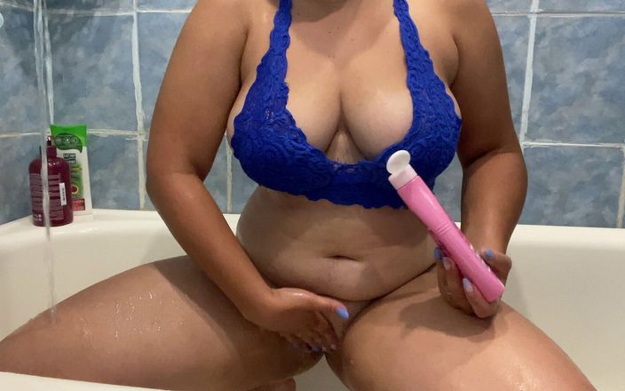 Lux Eva: I Take A Bath, Caress My Tits And Pussy