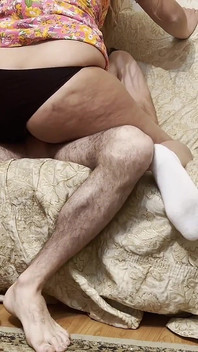 Kouří chlapce čůráka na pohovce a pak na něj položí svůj velký zadek