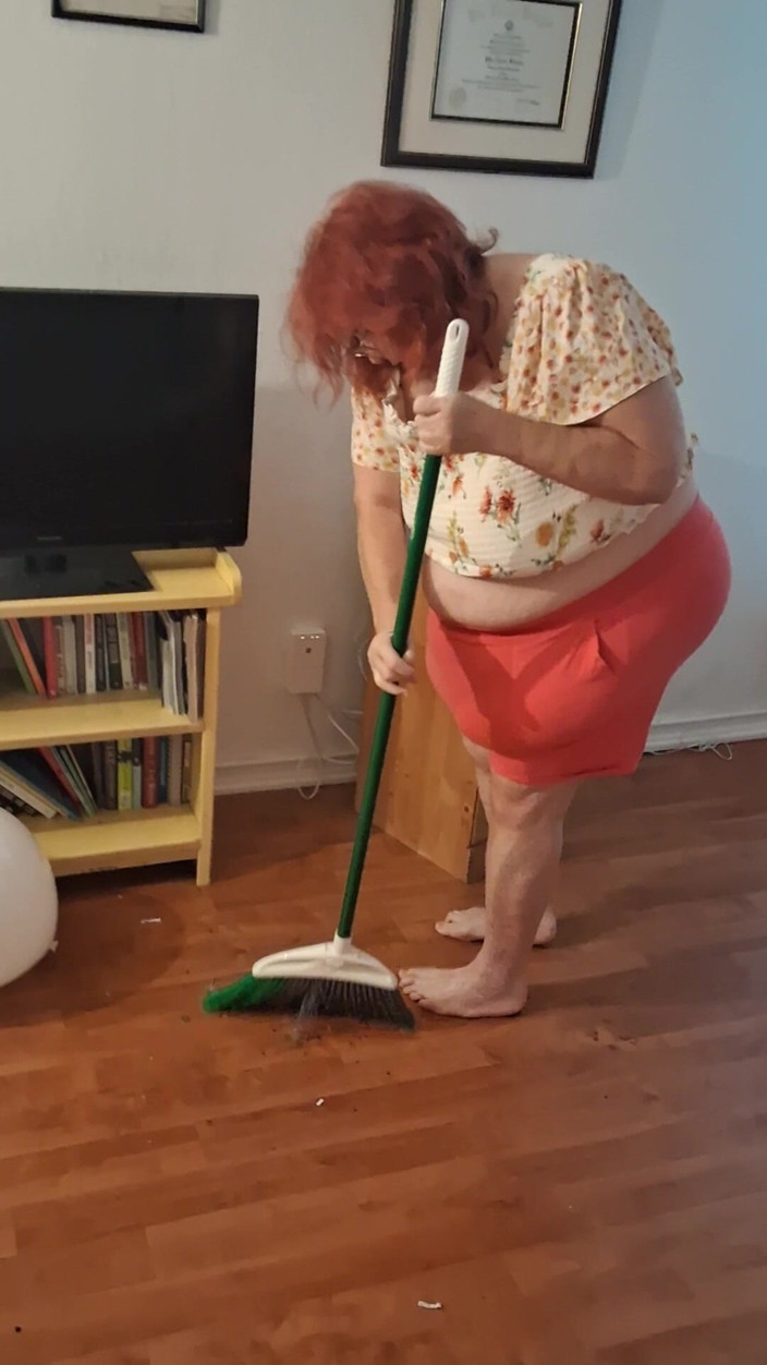 BBW nurse Vicki adventures with friends: Big Belly Beauty Nurse Vick Cleans up Messy Floor