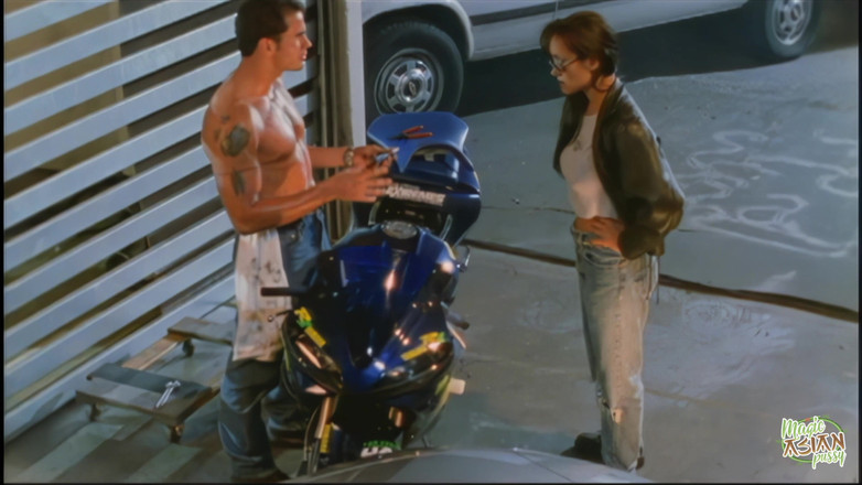 Magic Asian Pussy: バフな白人の男に怯える代わりに、アジアの女の子は彼のコックを欲しがっています