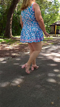 Jamdown26_da0603 - grandota sexy caliente caminando al aire libre en el parque con mini vestido y tacones