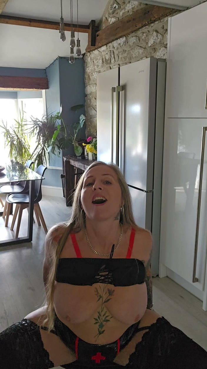 Kitty James: พยาบาล Kitty เพื่อช่วยเหลือ