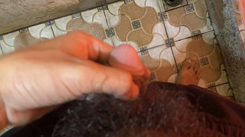 Jackson World: Aku lagi asik muasin memekku sendirian di kamar mandi!