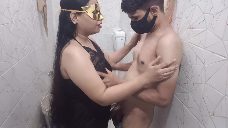 Sexgarl84: Indische vrouw pijpbeurt en Chudai op zijn hondjes met cumshot...