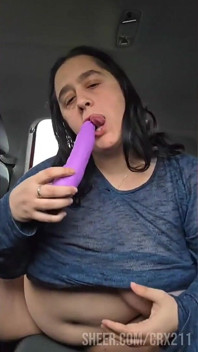 成熟した女の子が車の中で自慰をしている