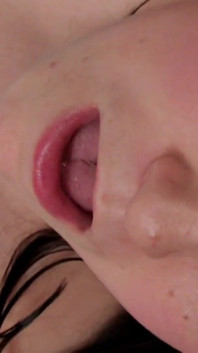Sophia har solosex med en dildo i hennes fitta