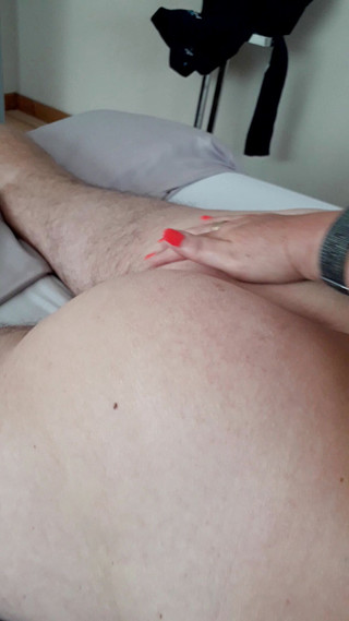 Uk Joolz: Membelai pantatnya, saat dia meniduri sepatu bot kulit itu