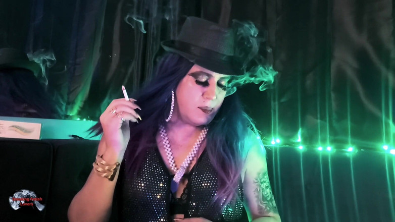 HollyCox: Holly курит горячо