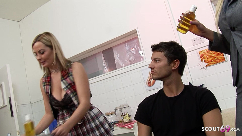 Full porn collection: Blonde schmutzige MILfs von großem schwanz zu dritt zum orgasmus...