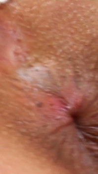 Matură sexy roșcată se întinde larg în ciorapi de plasă roz