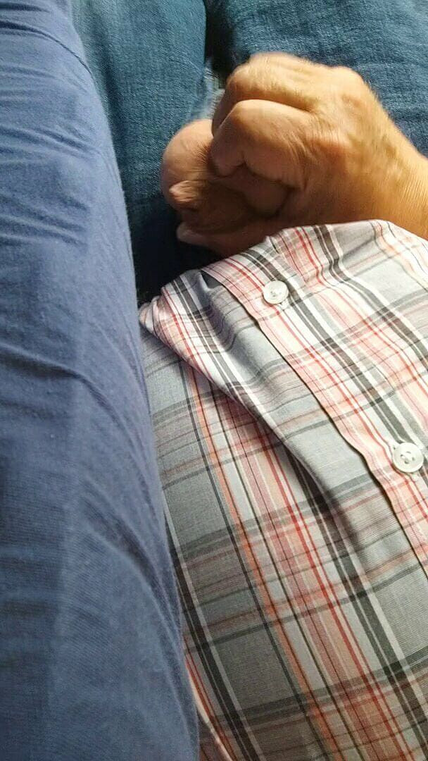 Karlchengeil: Ligger på sängen och försöker komma