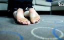 Czech Soles - foot fetish content: Increíbles pies descalzos de una joven traviesa!