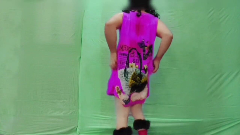 Kitty_Cross: Une jolie trans rasée à la chatte délicieuse et propre