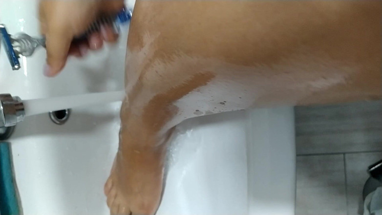 NikitaFeetX: Sexy máma Nikita si holí sexy nohy a stěžuje si...