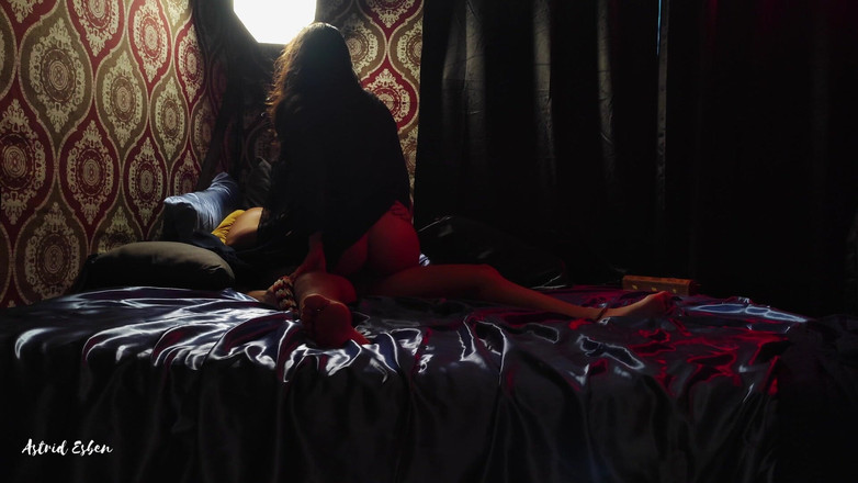 Astrid Esben: Vacker maskerad tjej med stora tuttar knullar på satinark - Multiorgasm