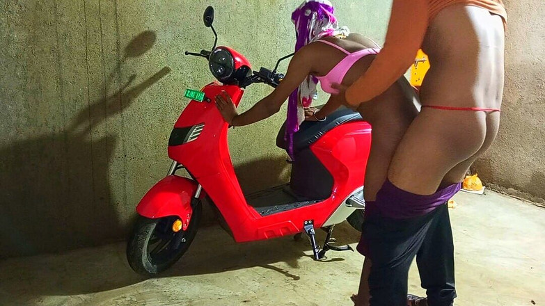 Indian Hijraji: Shemale nhảy trên xe điện trong nhà riêng của cô ấy và...