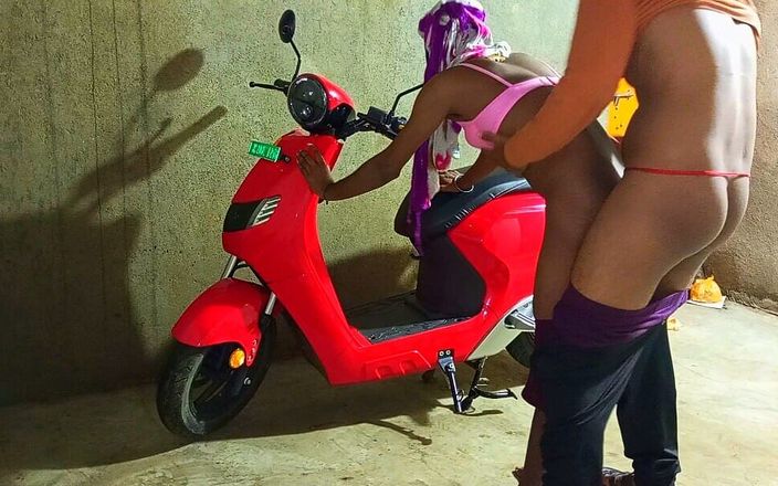 Indian Hijraji: Transeksüel kendi evinde elektrikli scooter üzerinde dans ediyor ve götünü erkek...