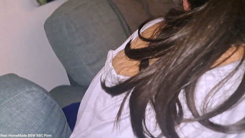 Real homemade BBW BBC porn: ソファにかがみ込み BBCのディープドギー・パウンダー