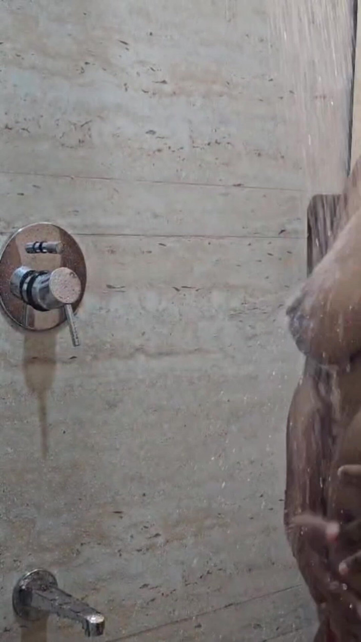 Wifeyworld2025: Solo refrescarse en la ducha