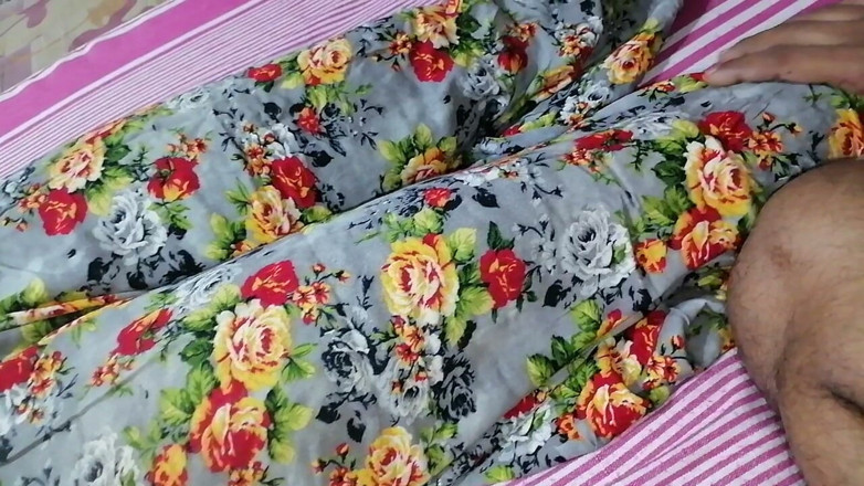 Sweety In Bed: Peludas tetas asiáticas se desnudan lentamente en show de cuerpo...