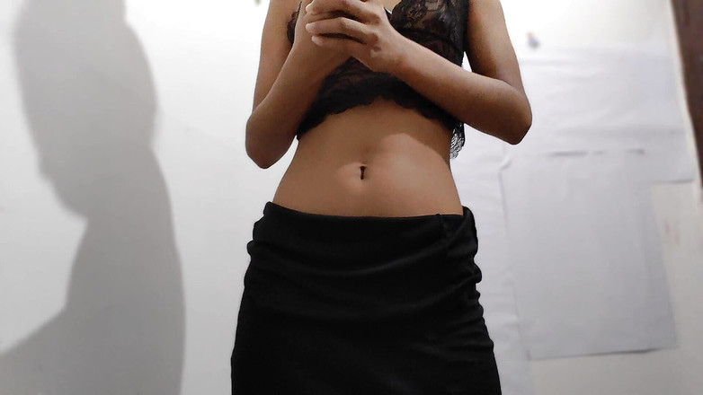 desigirl93: 穿着内裤的可爱女孩变得饥渴