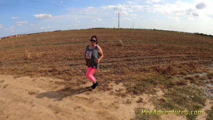 Pee Adventures: BBW brunette pee a lot trough her tights outdoor