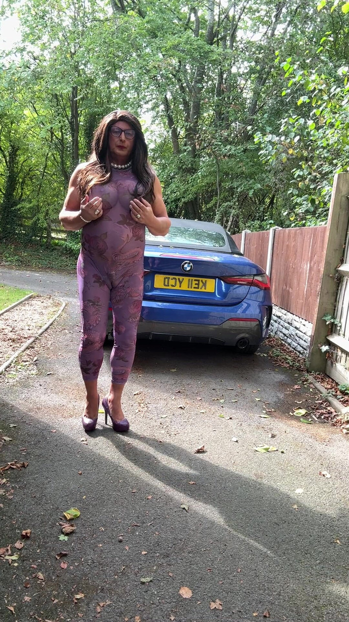 Kellycd2022: 穿着紫色紧身连衣裤和高跟鞋的性感 Crossdresser Kellycd2022 户外