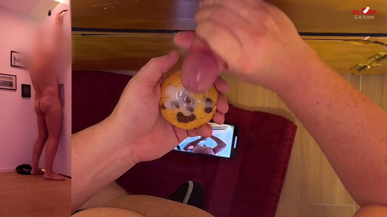 GLORYHOLEGAYS: 4 Biskut &amp; Krim - Zakar Raksasanya Meniup Saya