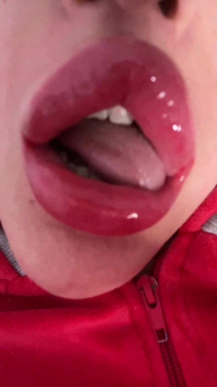 FinDom Goaldigger: 大きな唇と光沢のあるキスに魅了されて