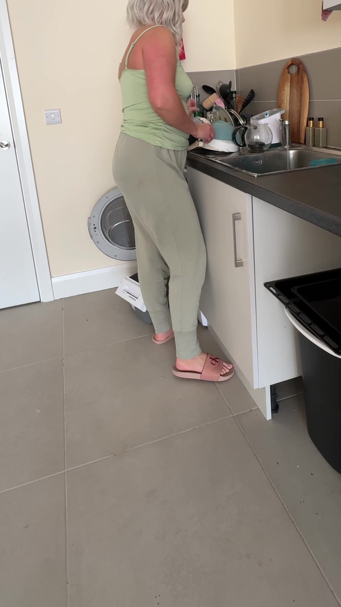 Emma Voyeur: Dishes Vs. Full Bladder… I Lost Control and Piss in...