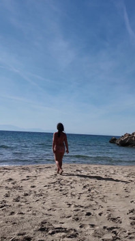 Vnadná nudistka a na pláži. Zábavné dildo! Na souchu!