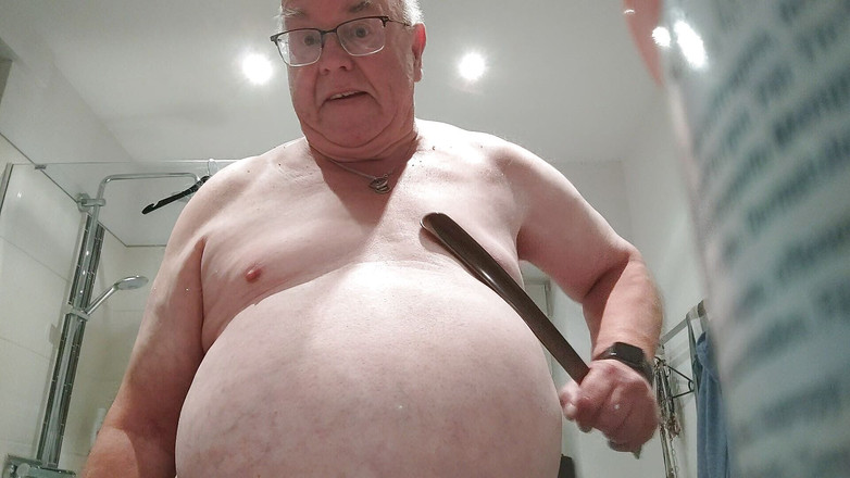 Karlchengeil: Plastik ayakkabı kaşığımla memelerimi ve meme uçlarımı tedavi ediyor