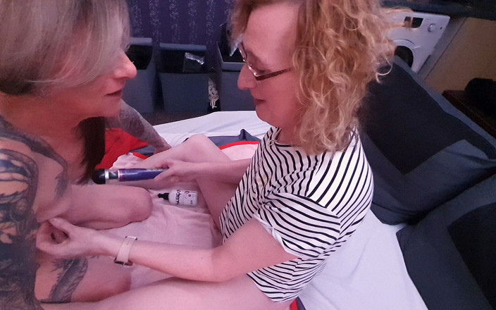 Lucy Essex CD: Minik yaraklı kadın kılıklı Charlotte orta yaşlı seksi kadın Lisa'yı...