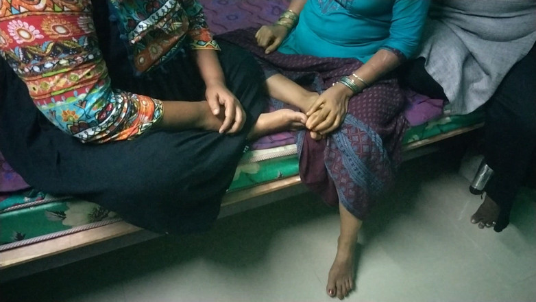 Tamil lesbian: 寝室で話す3人のおばさん