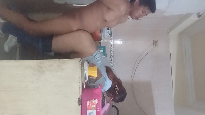 Eatrella j: Домашня працівниця наодинці зі своїм роботодавцем.